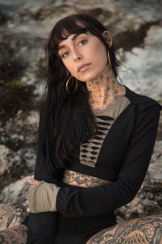 RAFFIA Hoodie Crop Top In Olive-Noir
