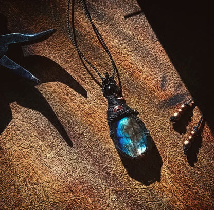 Raw Labradorite Macramé Necklace