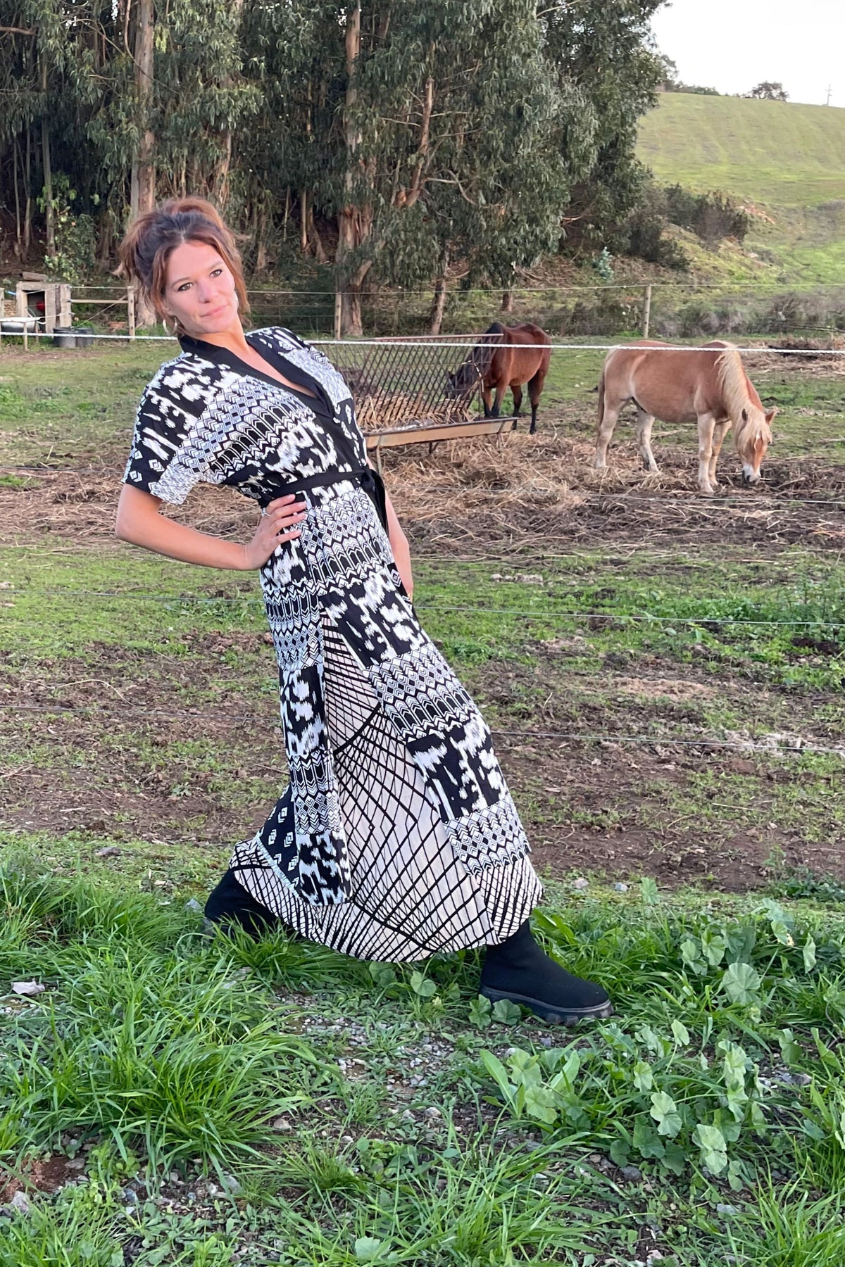 KIMONO DRESS In Black and white