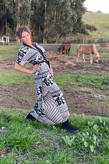 KIMONO DRESS In Black and white