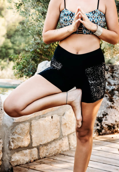 SHORT YOGA LEGGINGS In Black & Silver